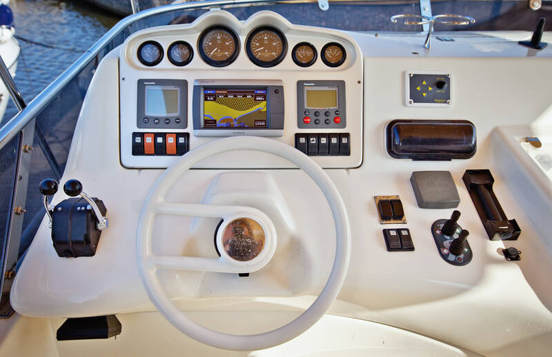 Верхний пост управления. Интерьер Azimut 50 - 2004