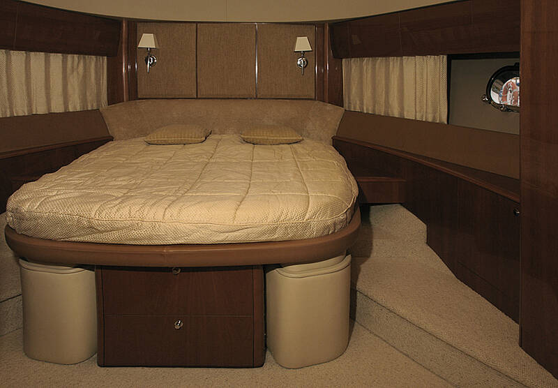 VIP-каюта в носовой части Princess 67 (2007)